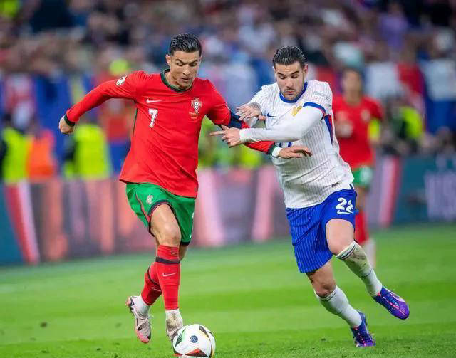 爱游戏-包含C罗连续三场比赛得分超过领先优势明显，美国队不断突破！赢得满堂喝彩的词条